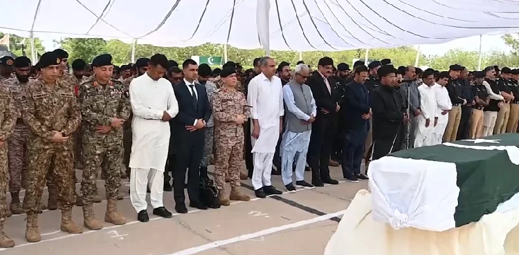 کراچی: دہشتگرد حملے میں شہید رینجرز اہلکاروں کی نماز جنازہ ادا، فوجی اعزاز کے ساتھ تدفین ہوگی