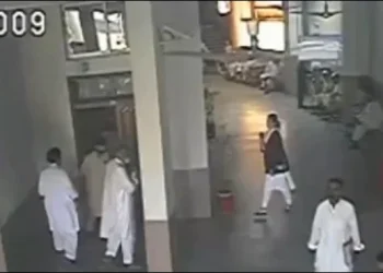 پشاور کچہری میں خاتون وکیل پر تشدد، ملزم نے اٹھا کر زمین پر پٹخ دیا، ویڈیو سامنے آگئی