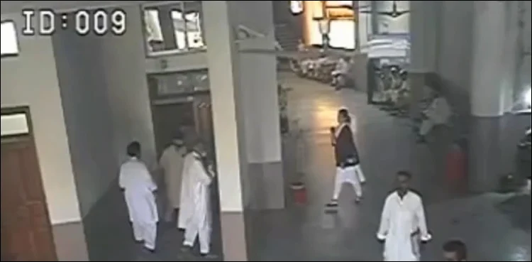 پشاور کچہری میں خاتون وکیل پر تشدد، ملزم نے اٹھا کر زمین پر پٹخ دیا، ویڈیو سامنے آگئی