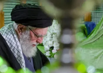 آیت اللہ علی خامنہ ای کون تھے؟ ایران کے رہبر معظم اور ان کے بااثر خاندان پر ایک نظر