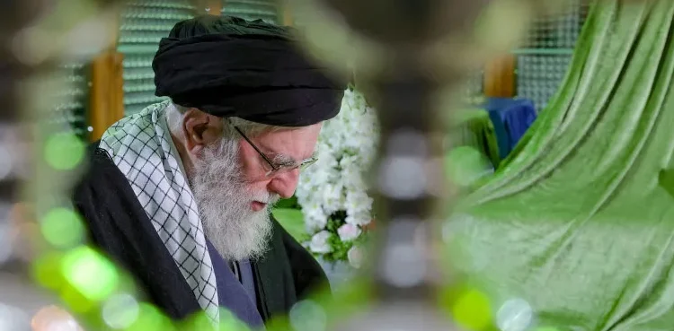 آیت اللہ علی خامنہ ای کون تھے؟ ایران کے رہبر معظم اور ان کے بااثر خاندان پر ایک نظر