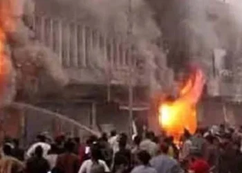کراچی کی کوآپریٹو مارکیٹ میں بیٹری پھٹنے سے آگ بھڑک اٹھی