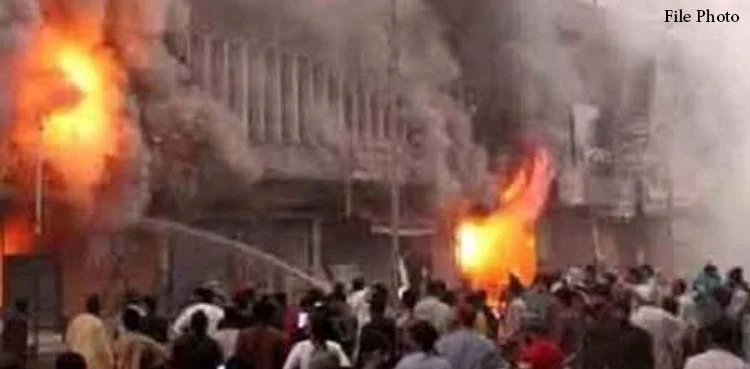 کراچی کی کوآپریٹو مارکیٹ میں بیٹری پھٹنے سے آگ بھڑک اٹھی