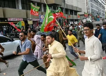 کراچی پریس کلب پر پی ٹی آئی کا احتجاج، متعدد کارکنان پولیس کی حراست میں